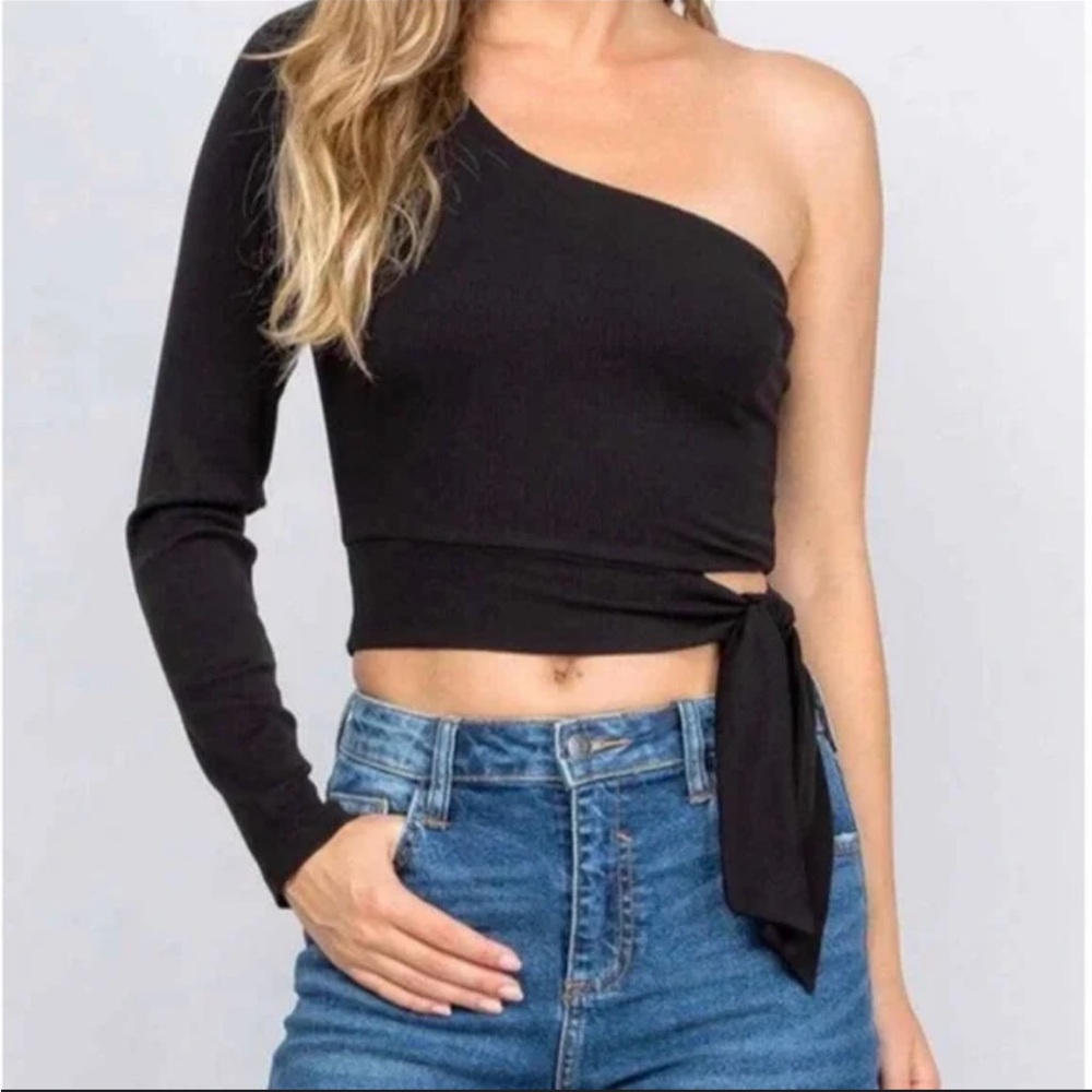 ILLA ILLA One-Shoulder Black Crop Top